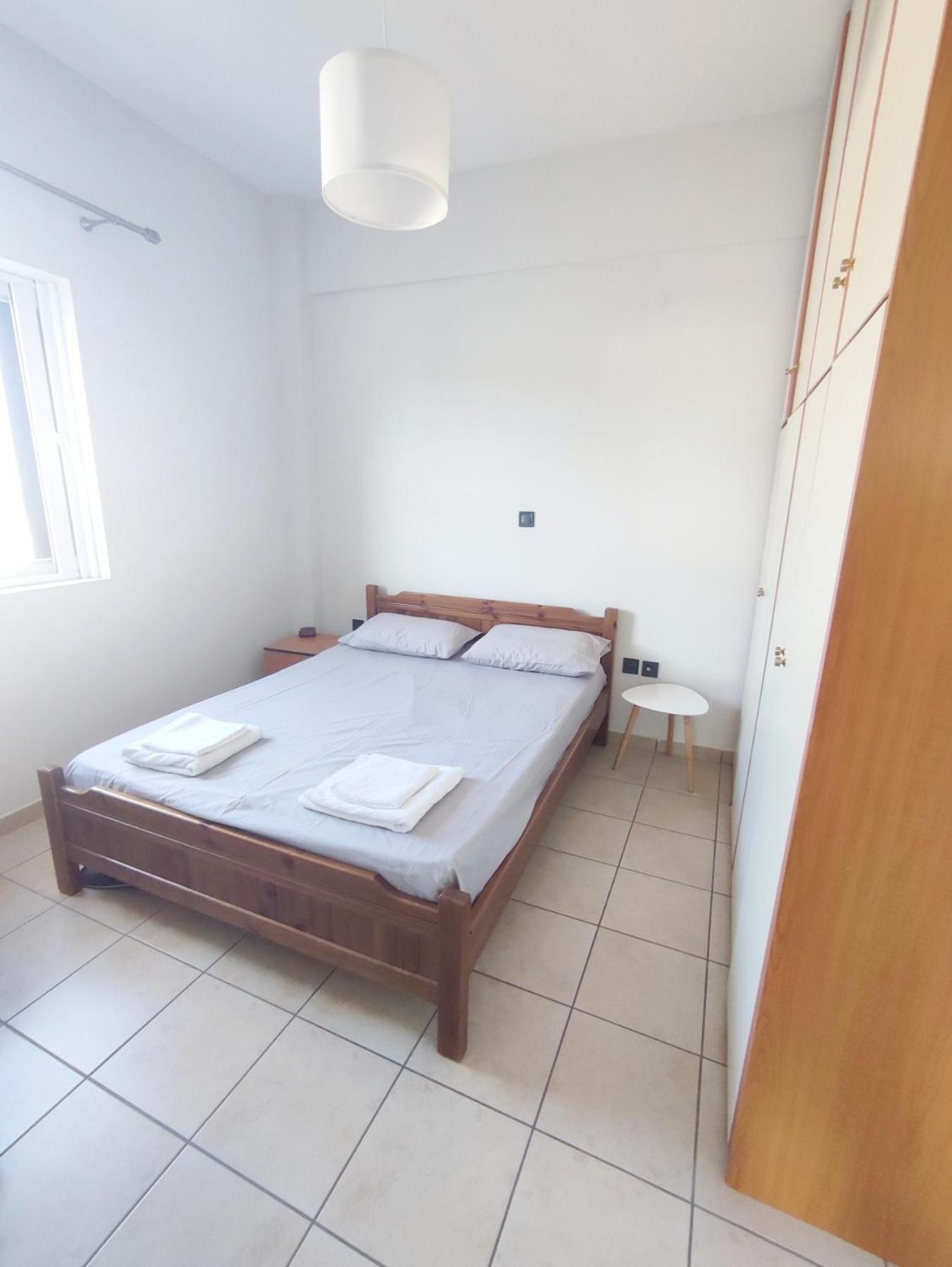 Peroulia Apartments Kómboi エクステリア 写真