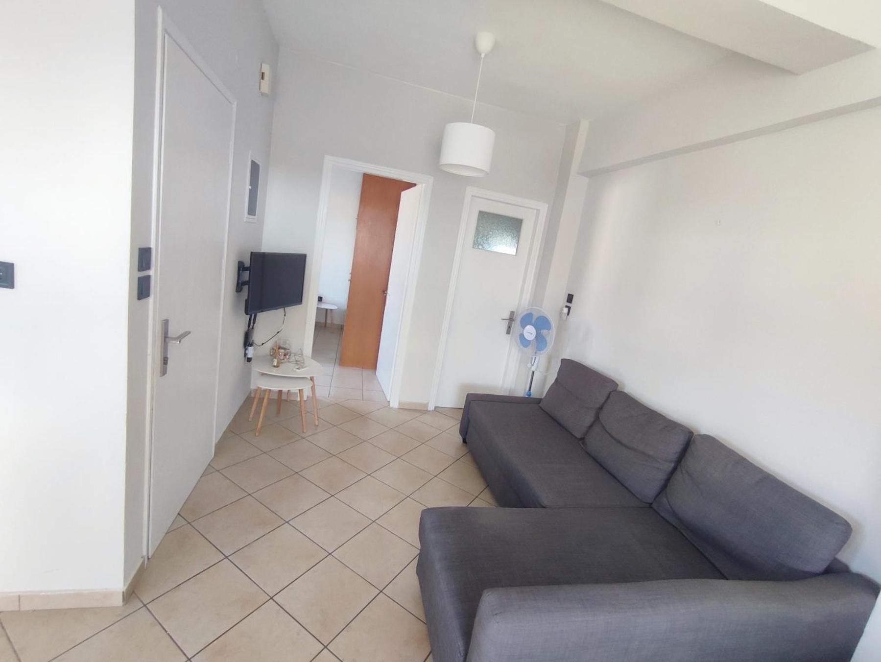 Peroulia Apartments Kómboi エクステリア 写真