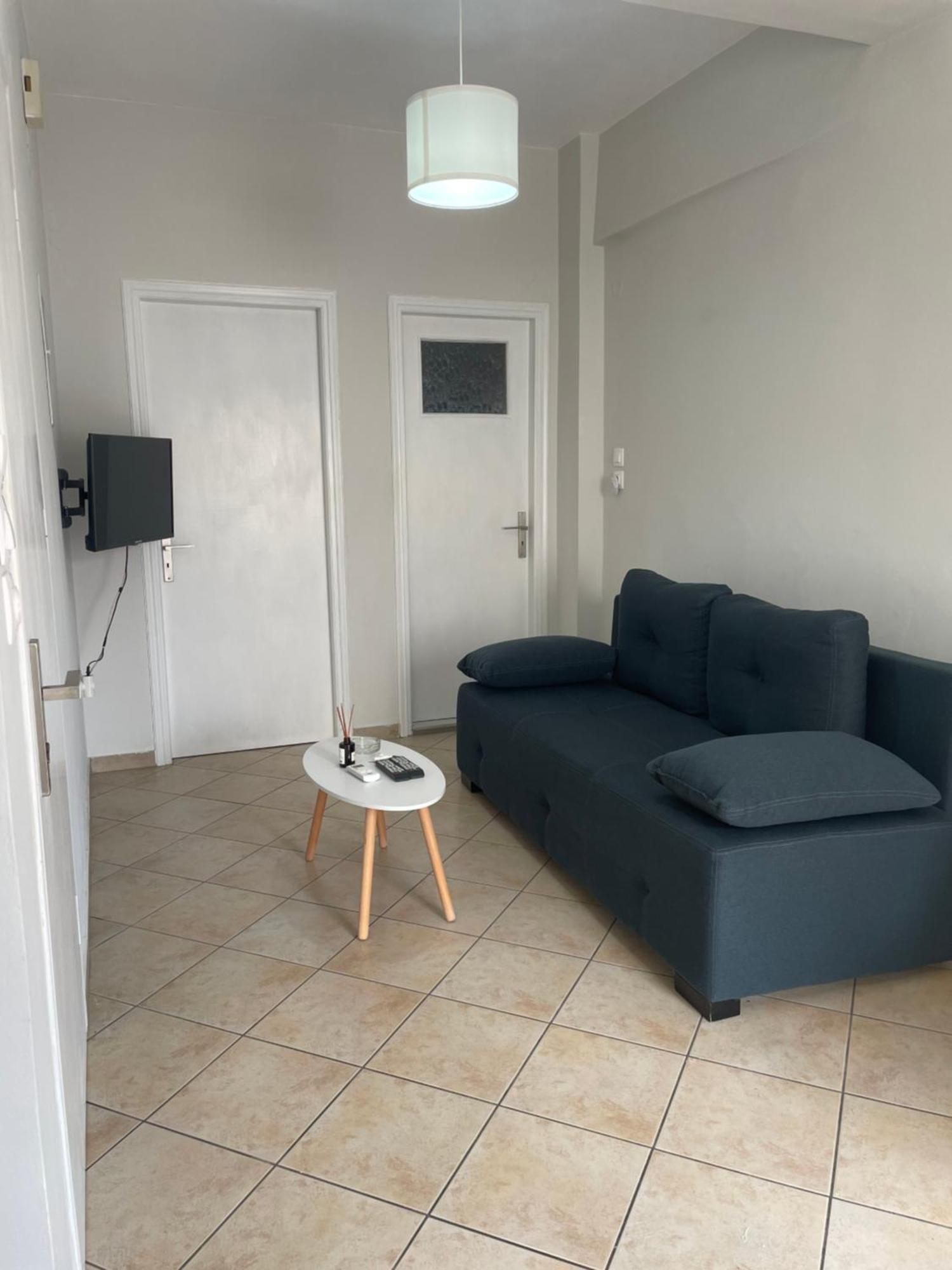 Peroulia Apartments Kómboi エクステリア 写真