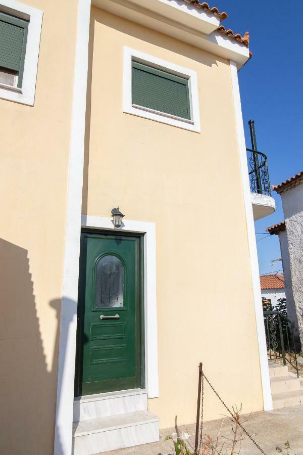 Peroulia Apartments Kómboi エクステリア 写真